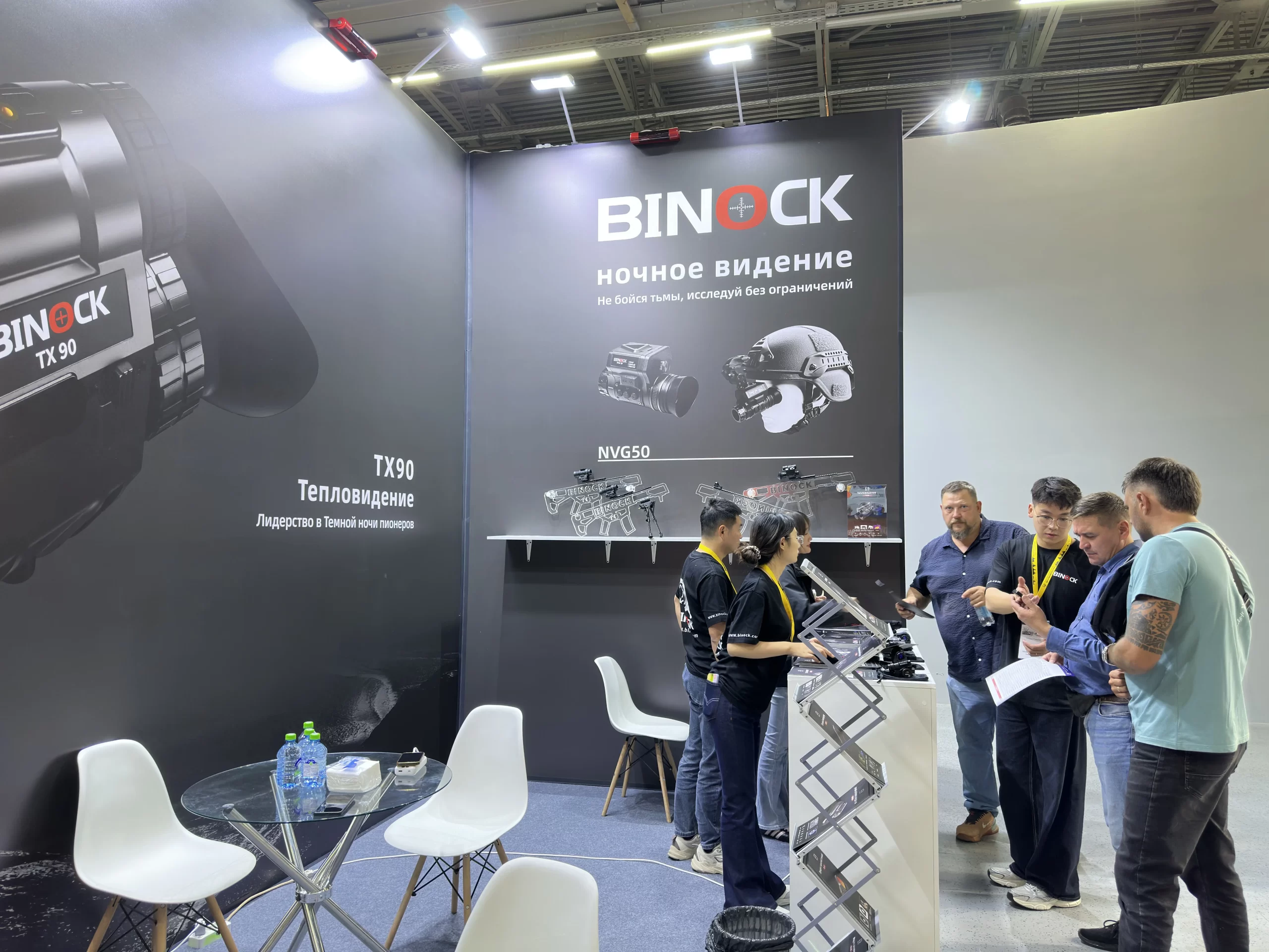 binock night vision goggles exhibition in russia staff are introducing the product to our customers