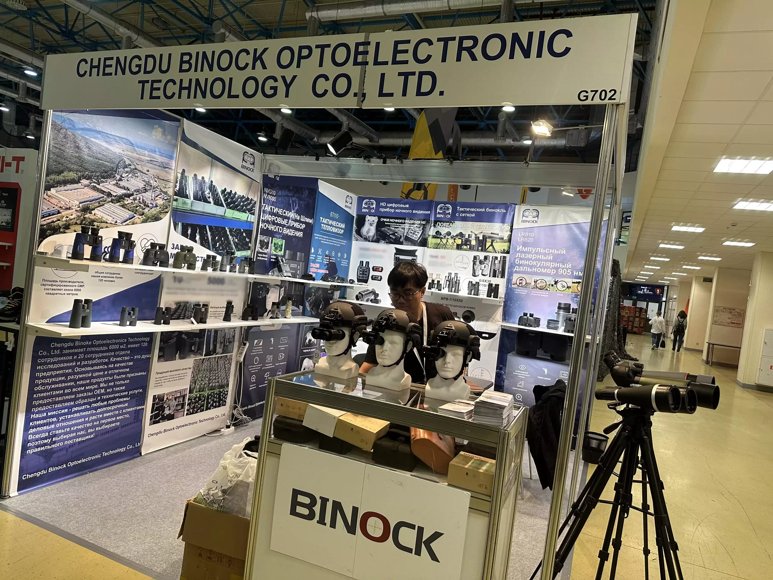 binock staff in the night vision goggles exhibition in russia
